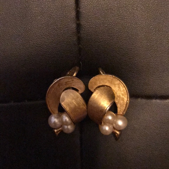Vintage Trifari Faux Pearl Cluster Clip Earrings - Picture 3 of 5